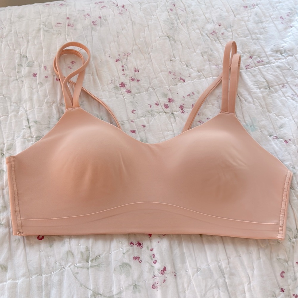 𝗟𝗨𝗟𝗨𝗟𝗘𝗠𝗢𝗡 Like a Cloud Bra Light Support B/C Cup!